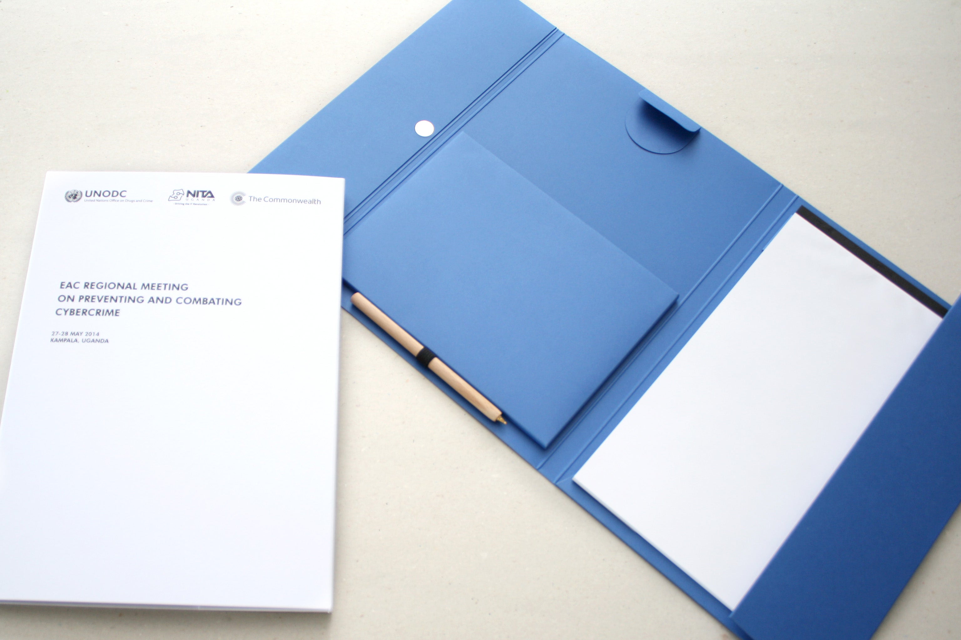 Blaue Konferenzmappe mit Stiftschlaufe und A4-Block. Praktischer Magnetverschluss. Im Onlineshop werbegrün erhältlich.