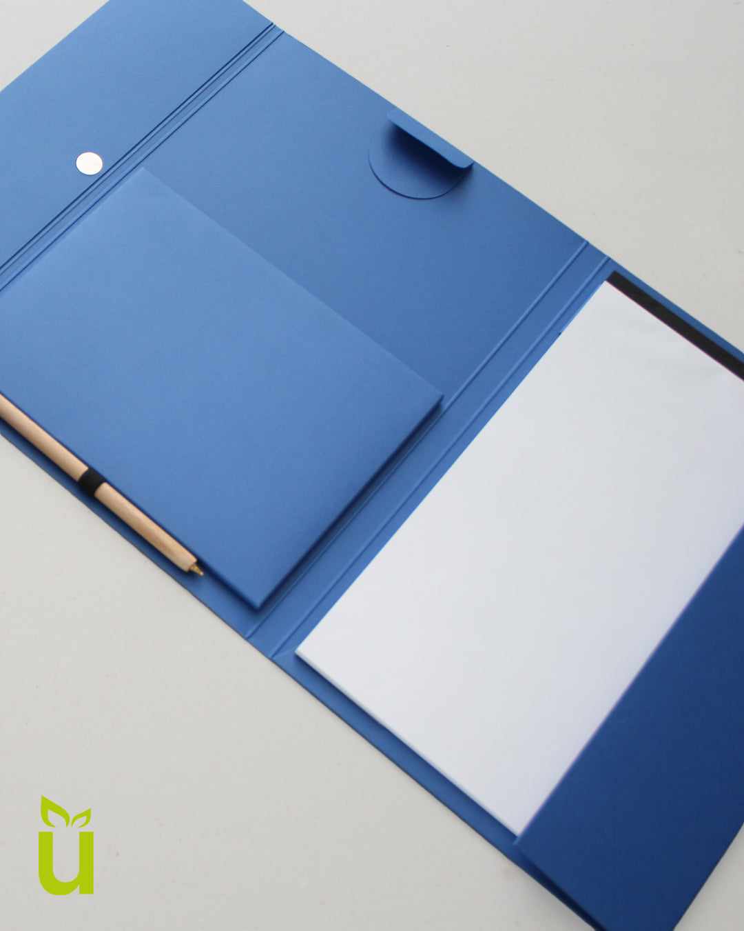 Hochwertige werbegrüne Konferenzmappe in Blau mit A4-Schreibblock und integrierter Stifthalterung, ideal für Meetings und Präsentationen.