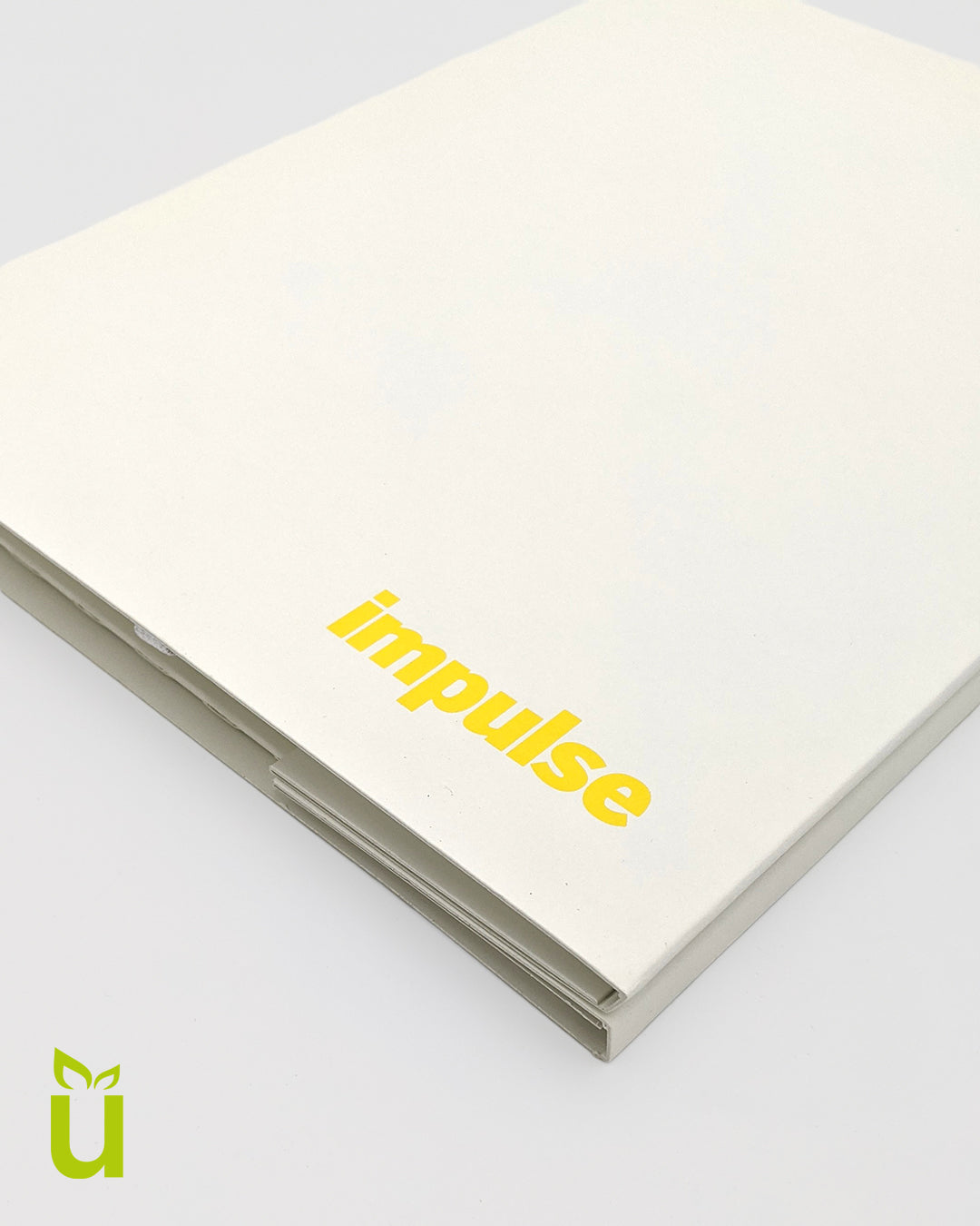 Konferenzmappe für Kunden mit hochwertiger Logo-Prägung, individuell anpassbar für professionelle Präsentationen und persönliche Bedürfnisse.