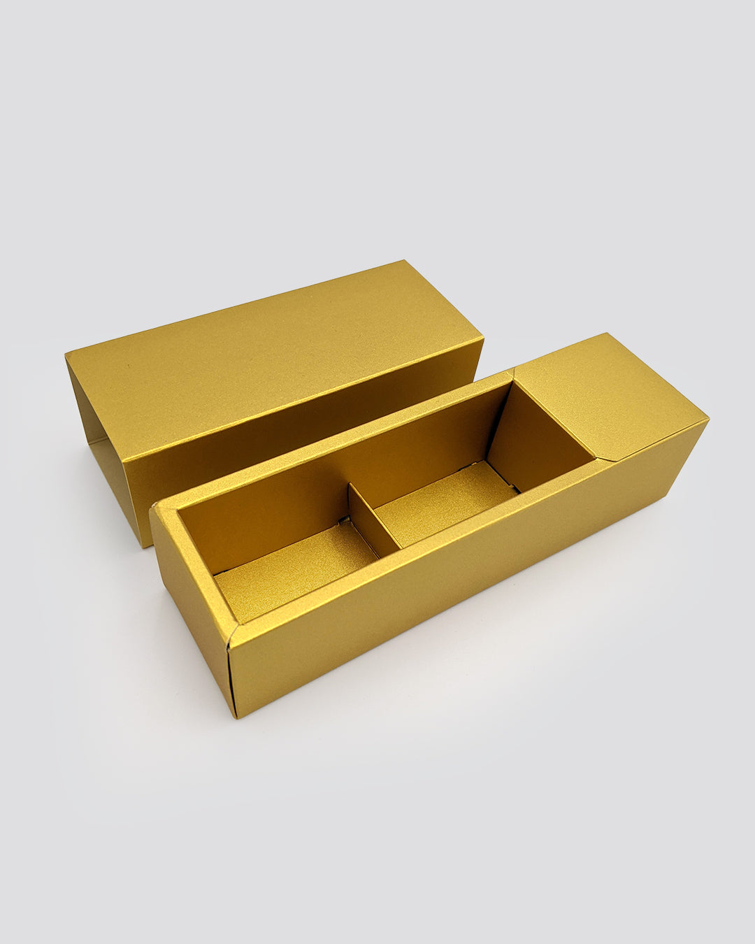 Goldene Schachtel mit einzelnen Fächern aus edlem Material von werbegrün