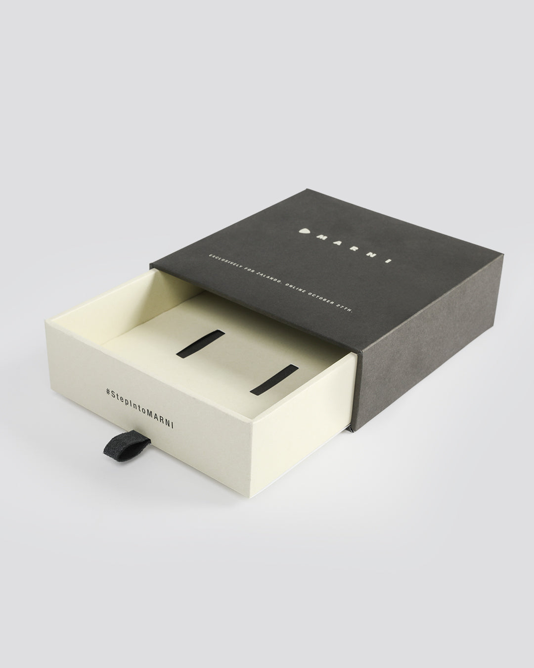 Stabile und edle zweifarbige Schiebeschachtel mit Ausziehlasche, inklusive Druck und Prägung